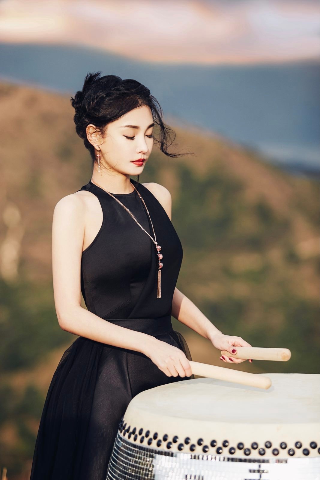 童菲最新照片一改往日风格 冷艳气质引人注目