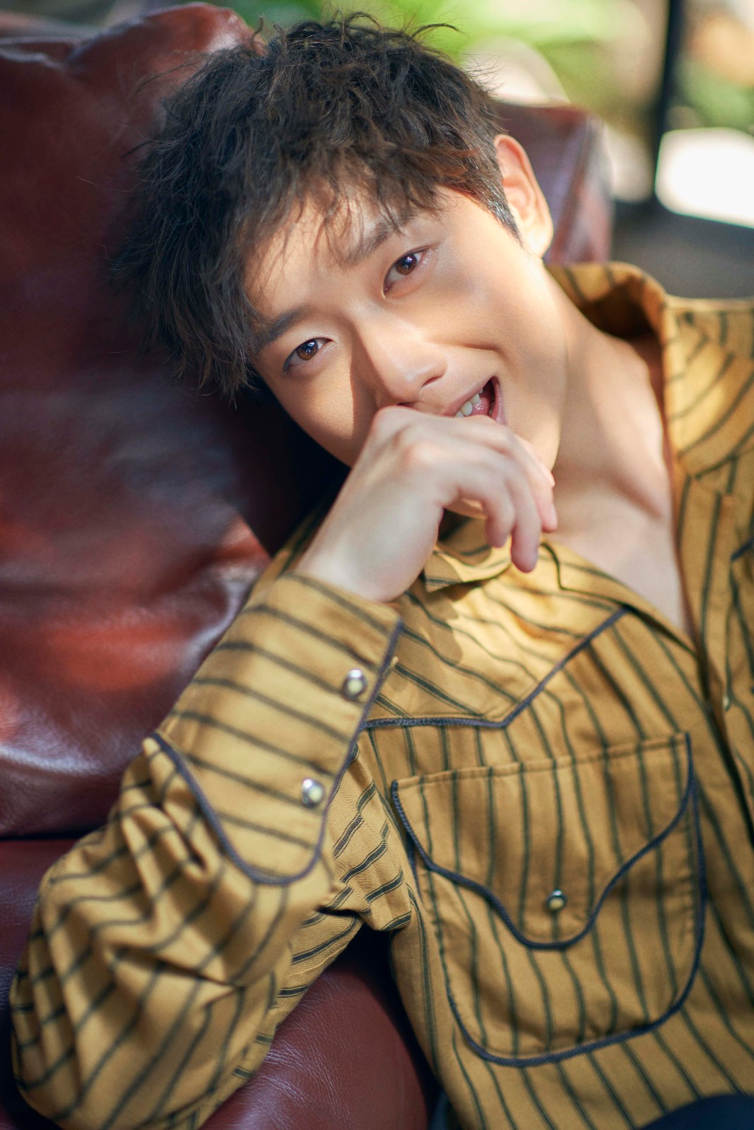 李嘉铭衬衫写真曝光,帅气有型谱写夏日慵懒风|李嘉铭|有型|写真曝光_