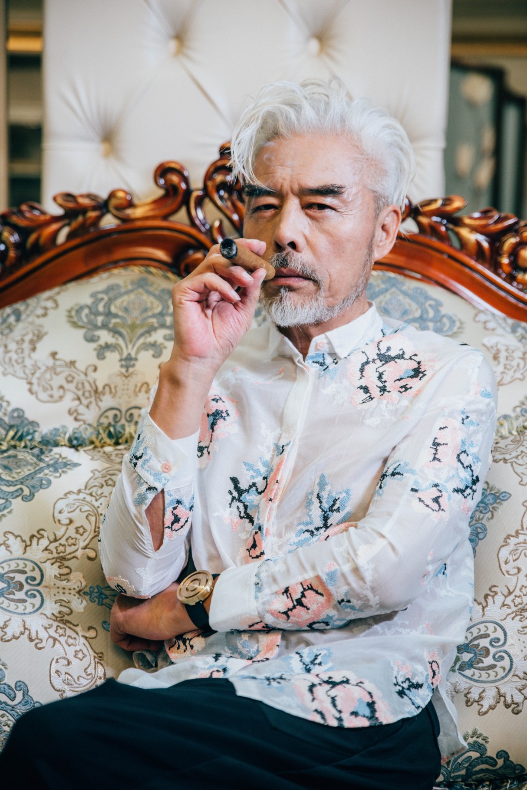 张双利微博发布写真 举手投足尽显贵族风范