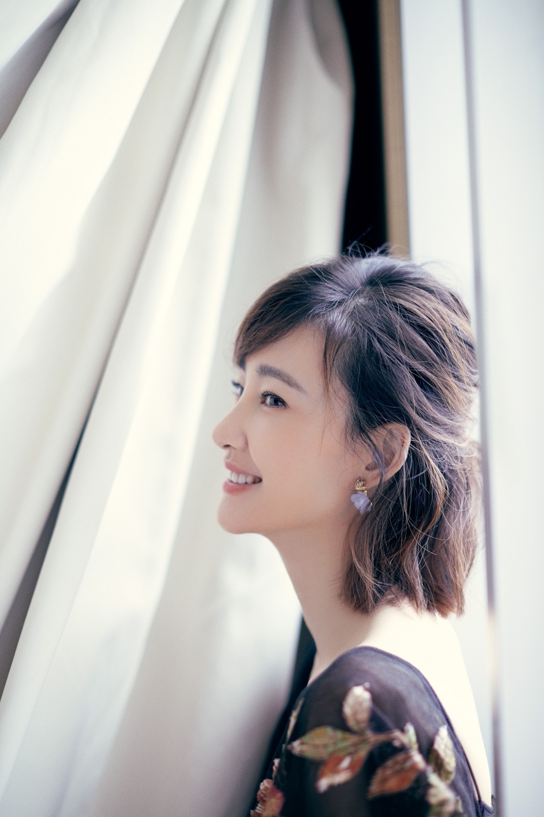 王丽坤亮相时尚盛典 上海之巅展优雅身姿