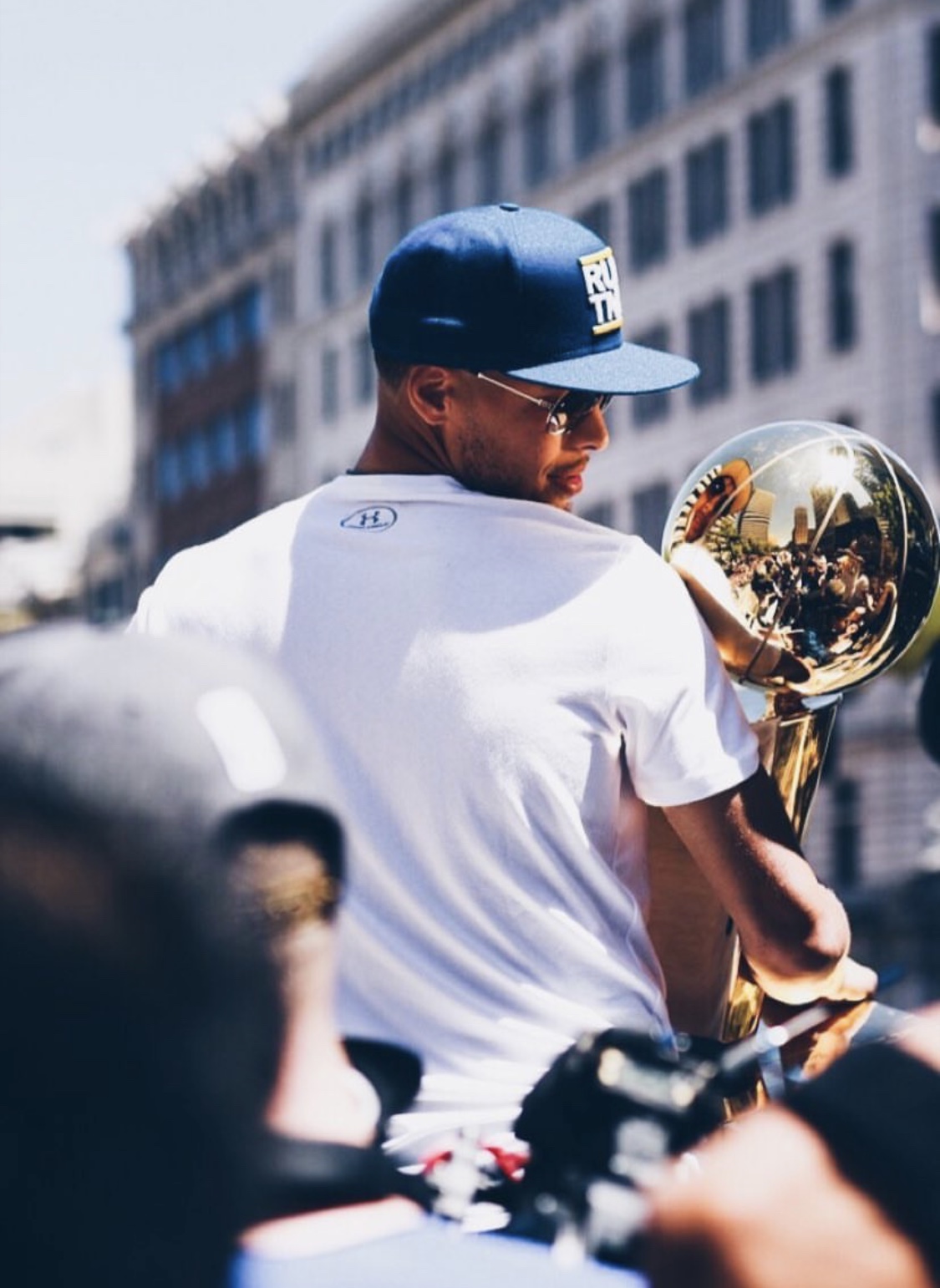 抱着冠军奖杯 的库里,在96的金光衬托下, 这一组图灰常帅有木有