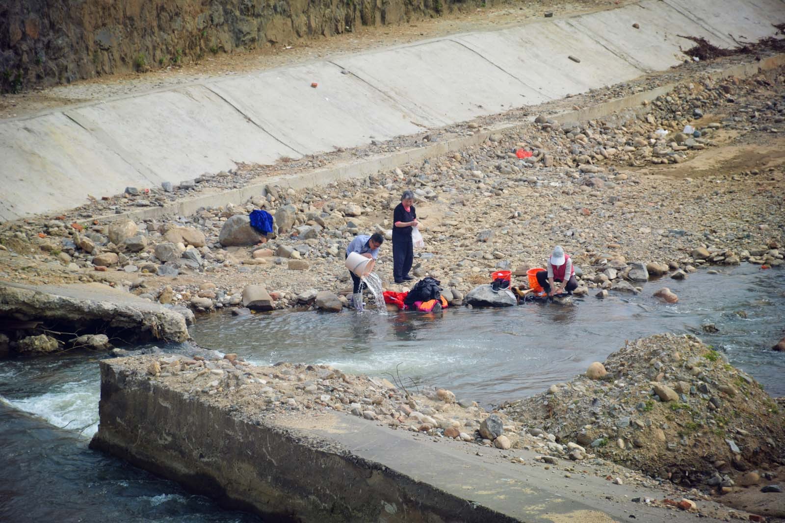 乡村河道建设一片繁忙 大河里能洗衣开车