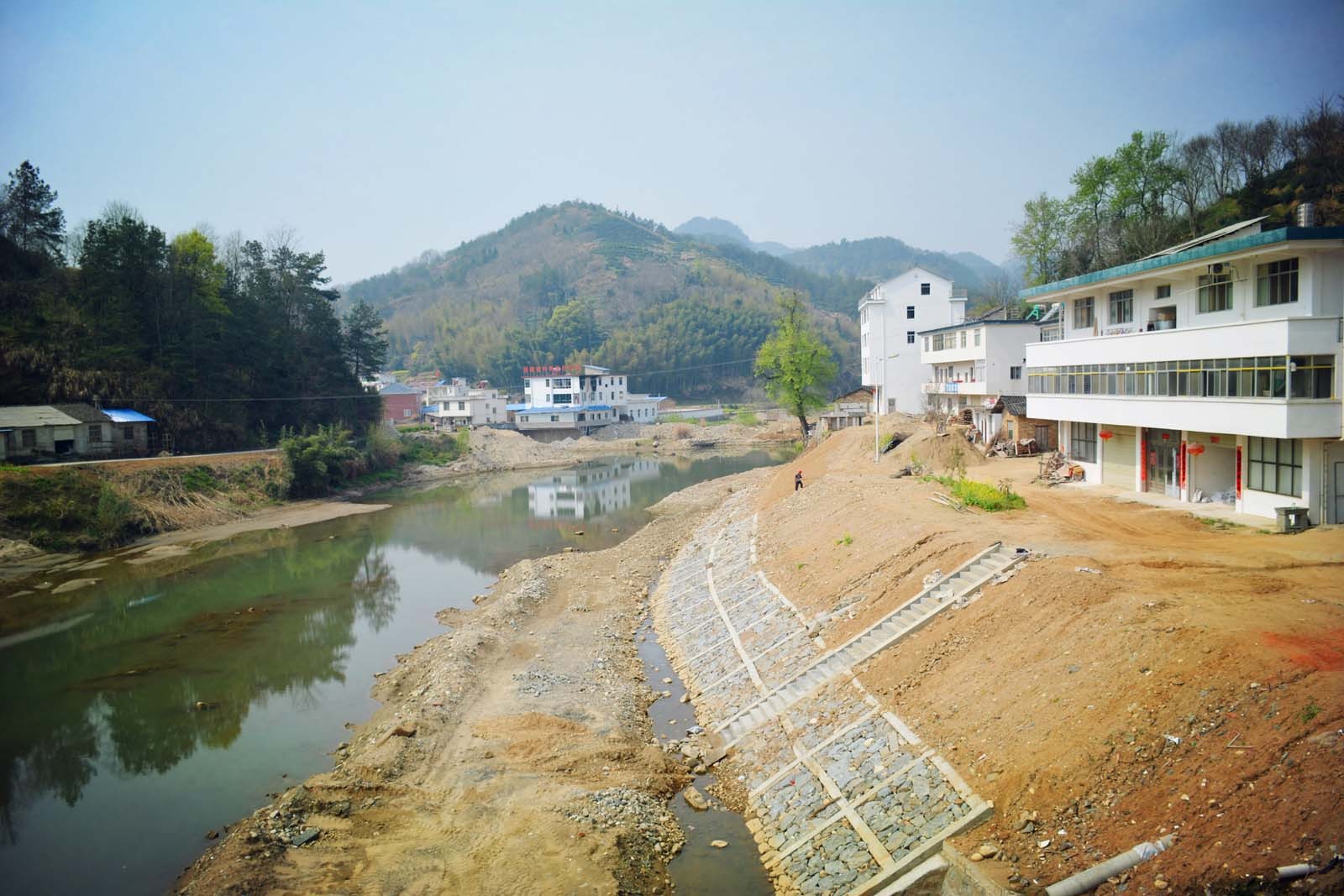 乡村河道建设一片繁忙 大河里能洗衣开车