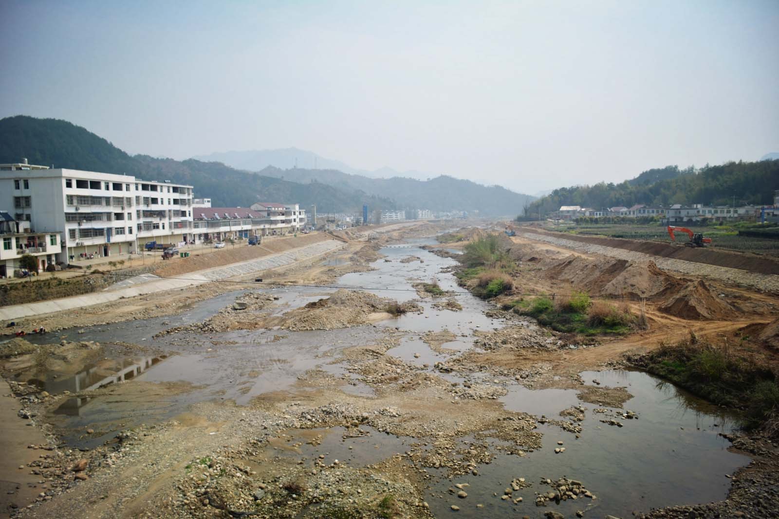 乡村河道建设一片繁忙 大河里能洗衣开车