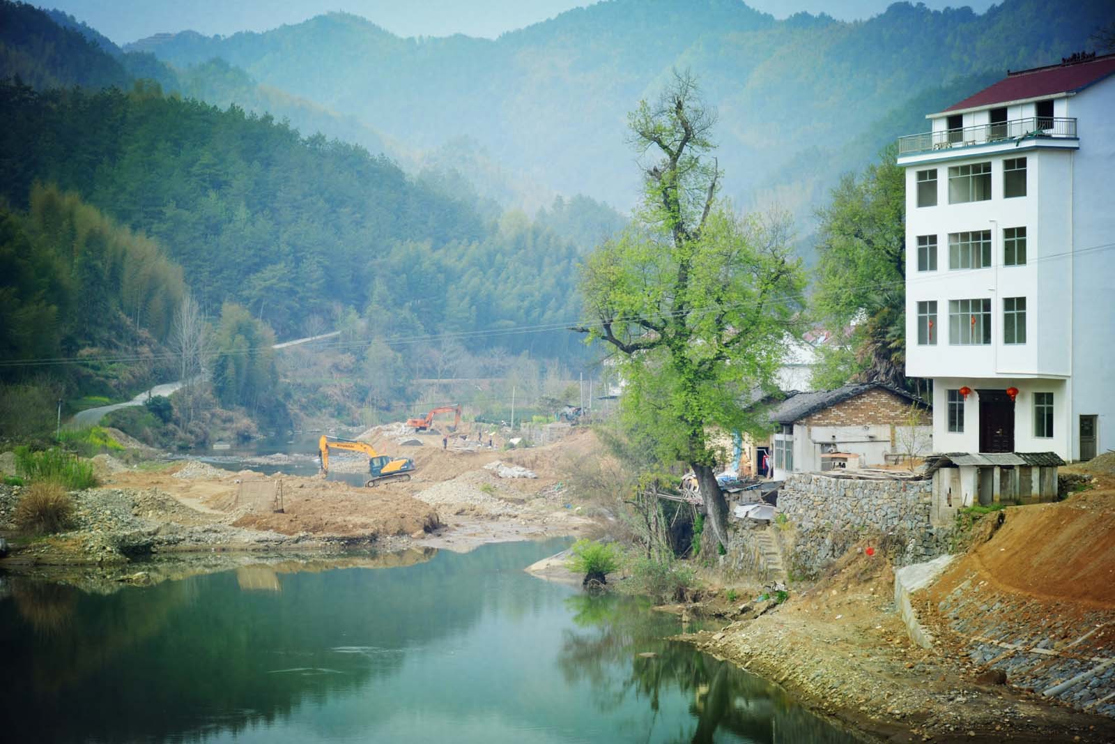 乡村河道建设一片繁忙 大河里能洗衣开车