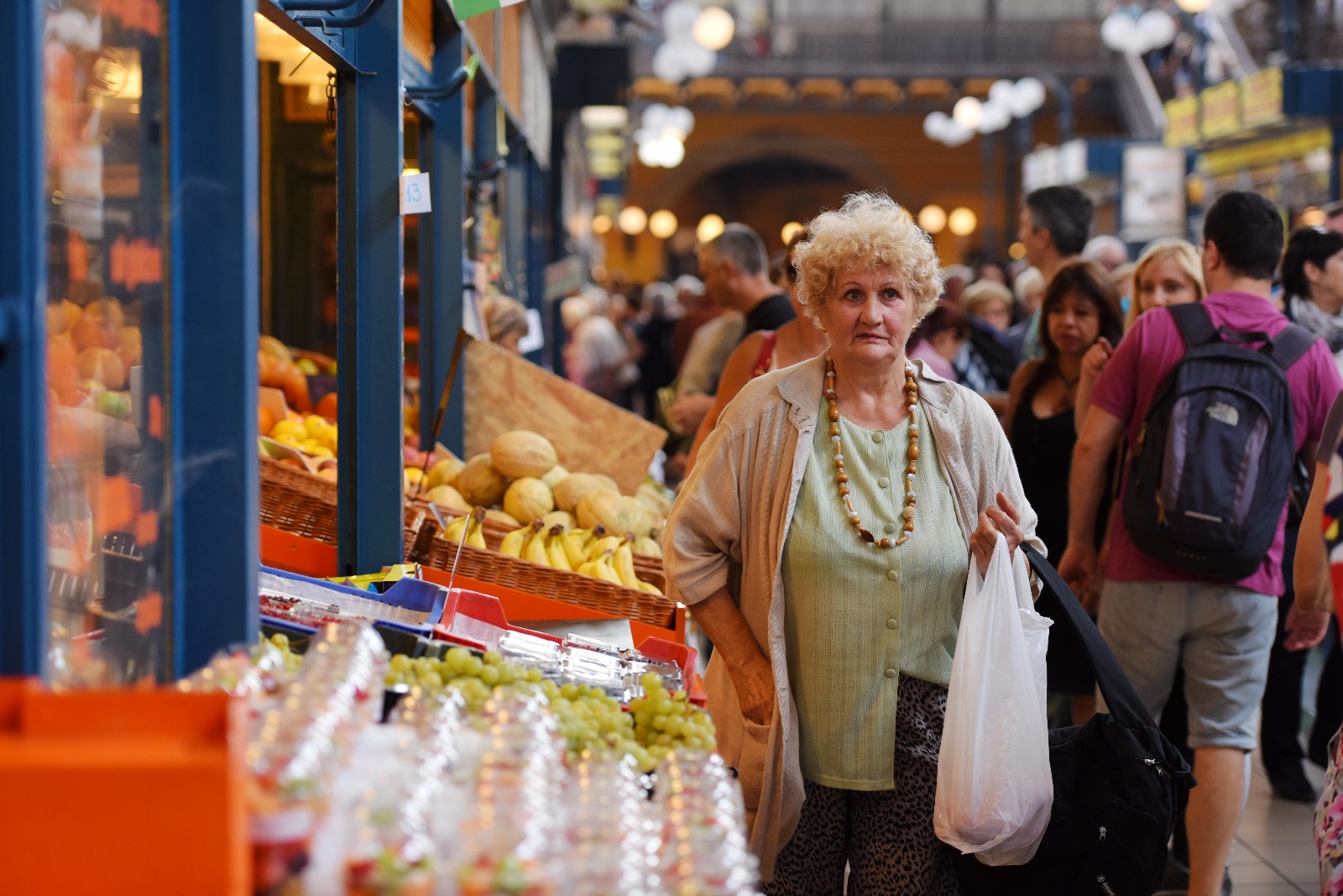 欧洲最大的百年菜市场,卖肉大叔出奇招揽客,女游客看了会脸红!