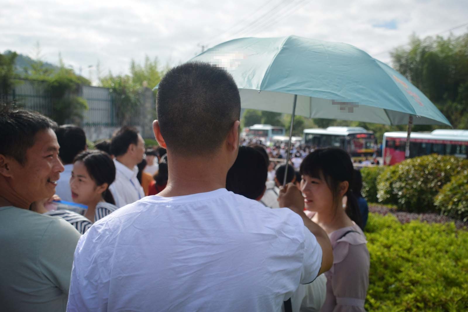 实拍农村人送孩子参加高考 9张图写满浓浓亲情