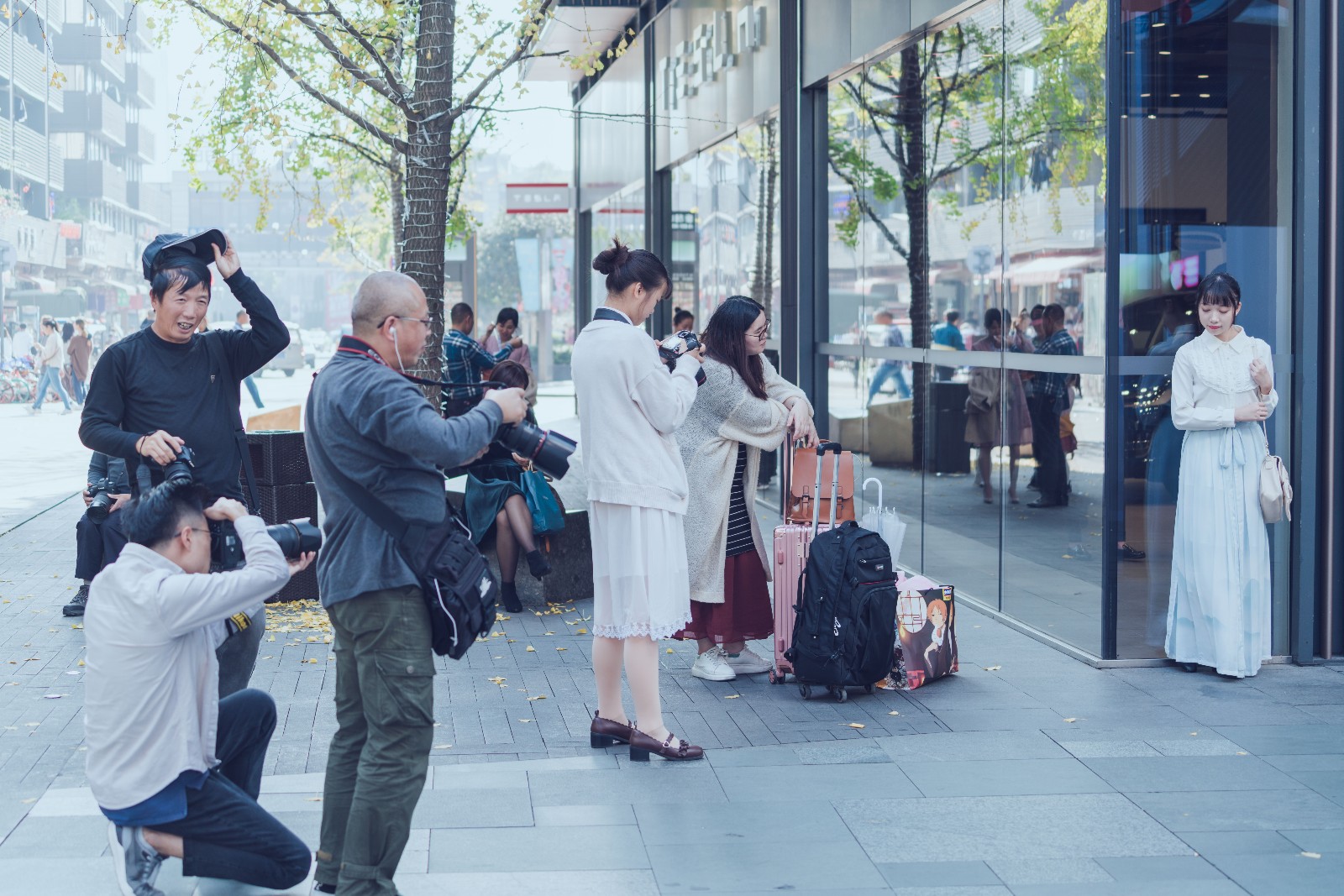 成都太古里街拍摄影师成群,比美女还抢眼,本地人已然习惯