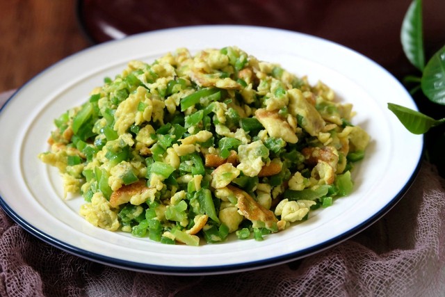 青椒炒鸡蛋简单又好吃人人都会做你喜欢炒老一点还是嫩一点