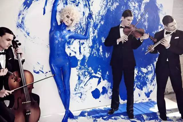 涂满"克莱因蓝色"的燃料画板,从此,这款纯粹颜色被世人正式的命名为"