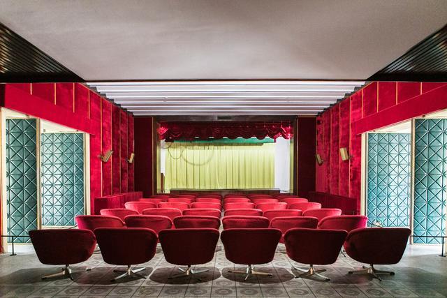 一个小小的电影放映室可容纳50多人观看.