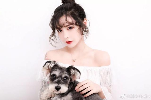 微博@韩安冉韩安冉在微博的介绍,没有像王境泽一样标明"变形计主人公"