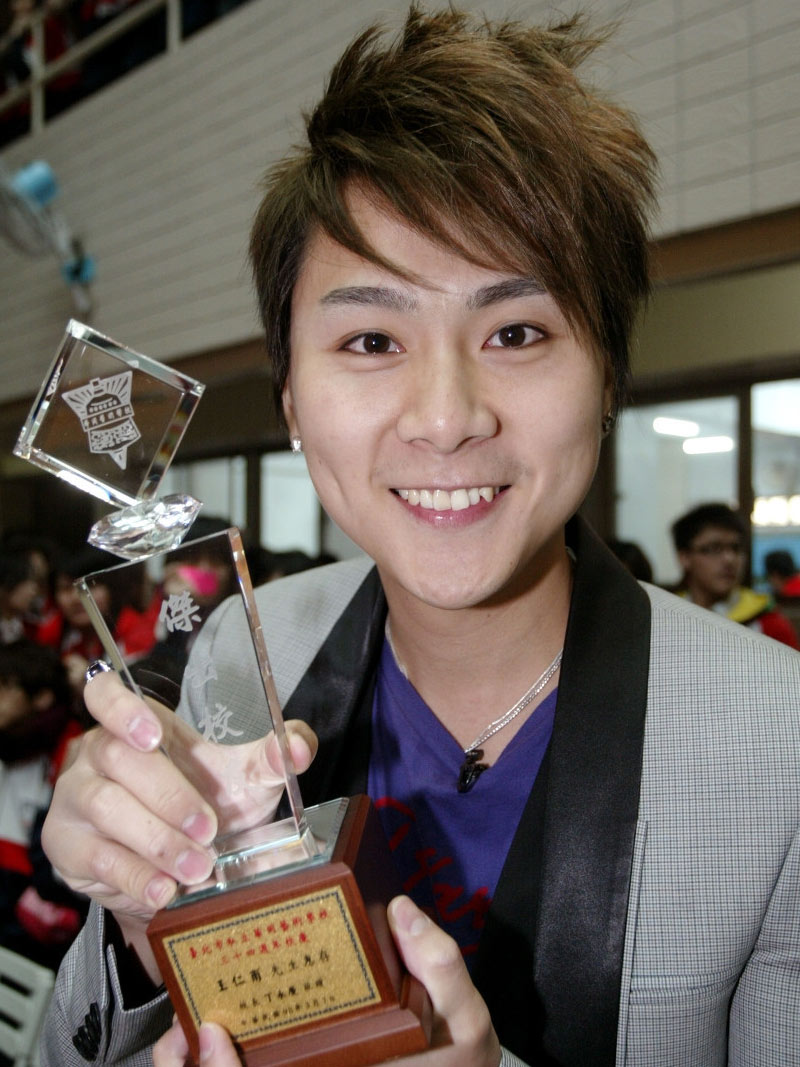 38岁无人认识,22岁曾红爆全国,28岁当上爹,今大4岁老婆仍很美|王仁甫