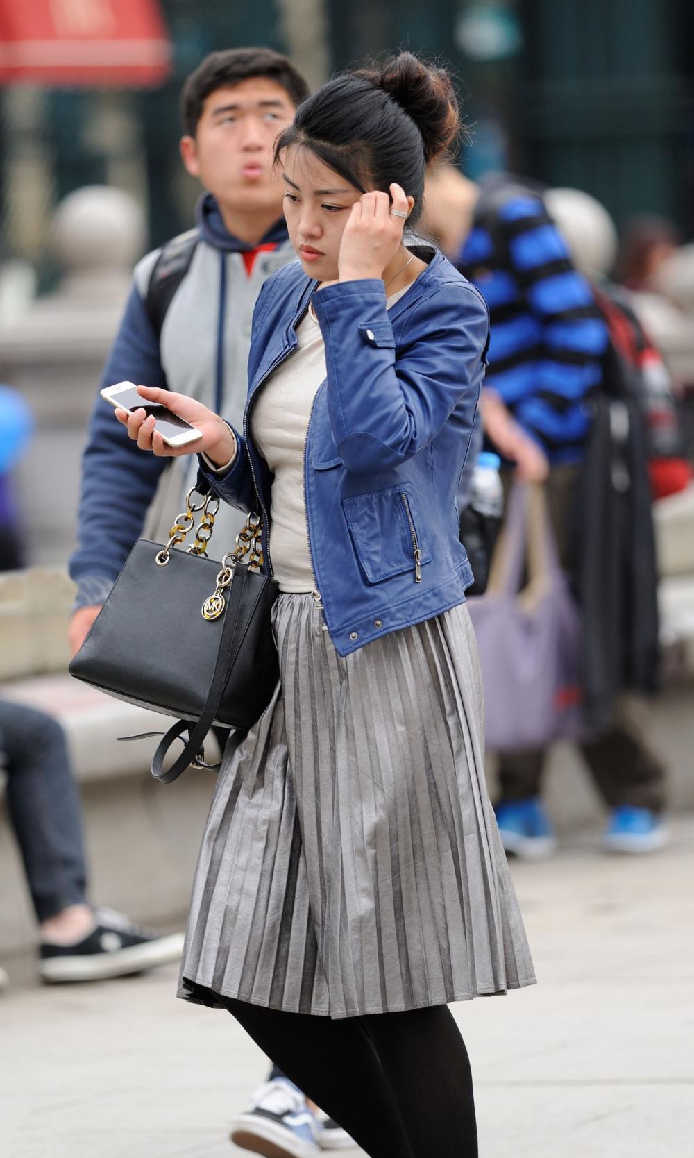 路人街拍皑如山上雪皎若云间月