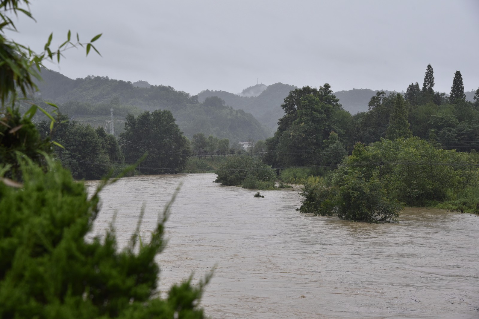 汉中暴雨致汉江变身黄河 群众扎堆围观