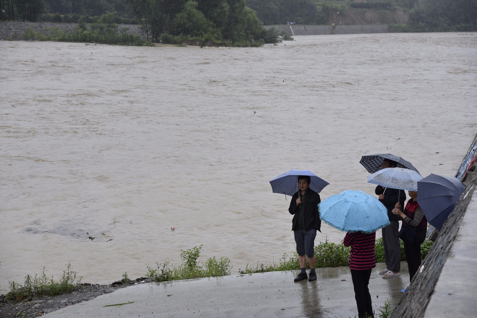 汉中暴雨致汉江变身黄河 群众扎堆围观