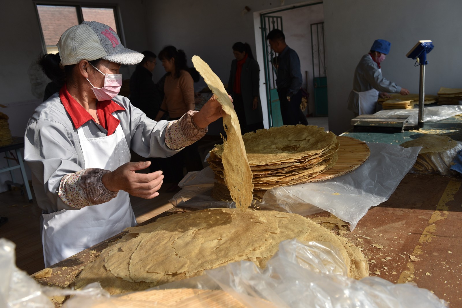 山东农妇用柴火土铁鏊做煎饼畅销，价格比机器制作的贵三四倍