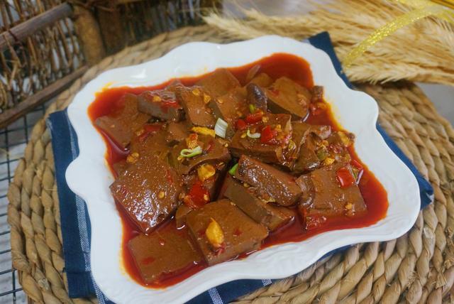 猪血切成小块.如果觉得腥,可以放热水中焯一下.