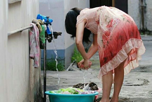 去看望怀孕的女儿,看到正在洗衣服的人,我泪流满目!