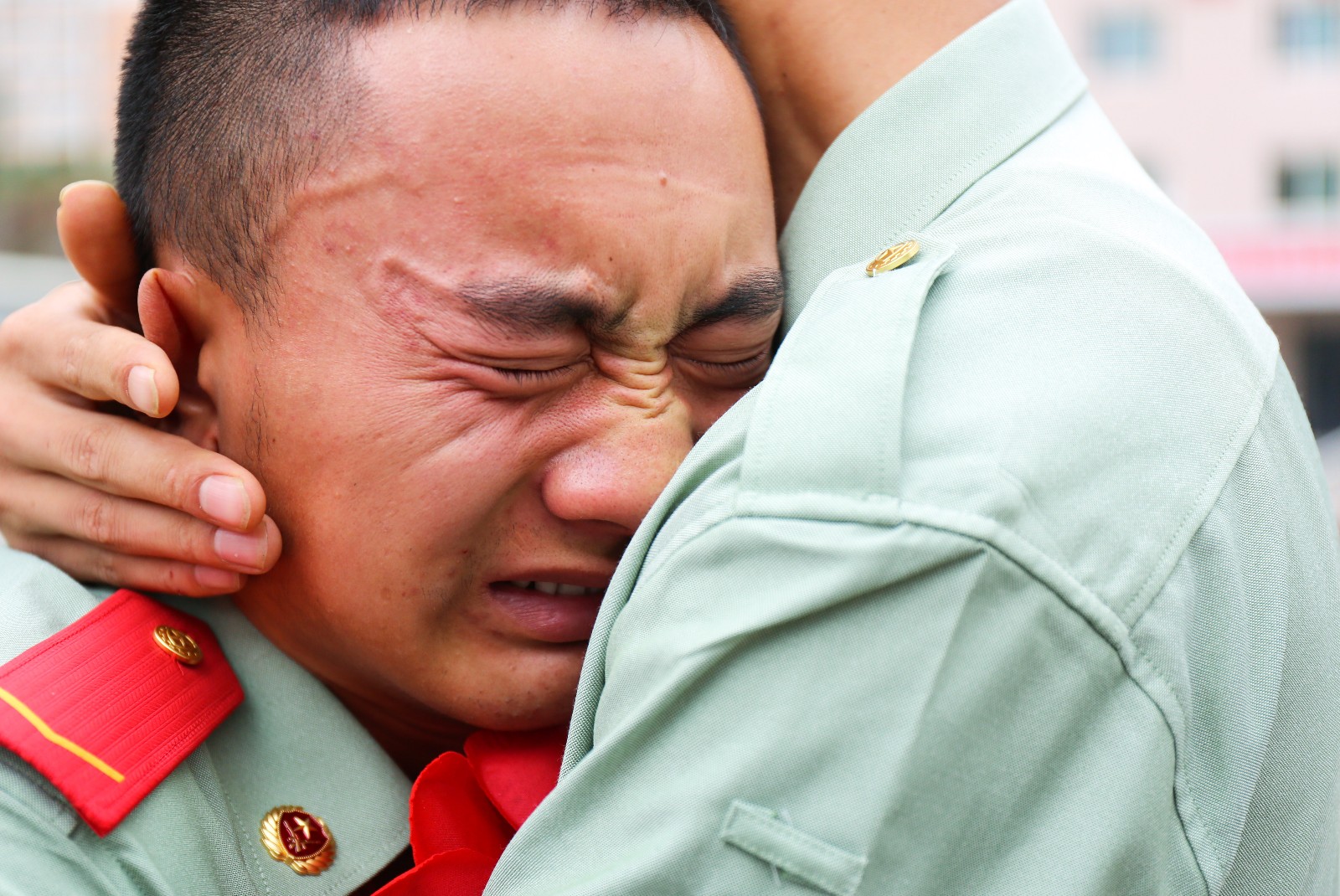 又到退伍季,老兵泪别朝夕相处的战友