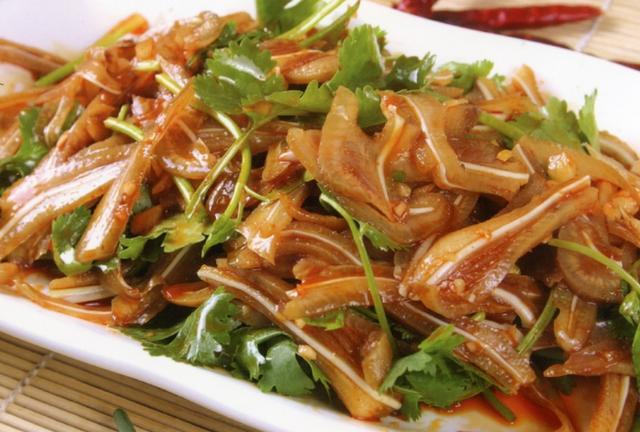 凉拌猪耳用料:猪耳朵,胡萝卜,香菜,葱,蒜末,醋,香油,味精,白糖做法:1.