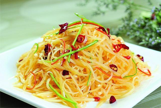 酸辣土豆丝4,炒锅上火,烧热油,将肉丝煸炒,将白肉,葱,姜炒至八成熟