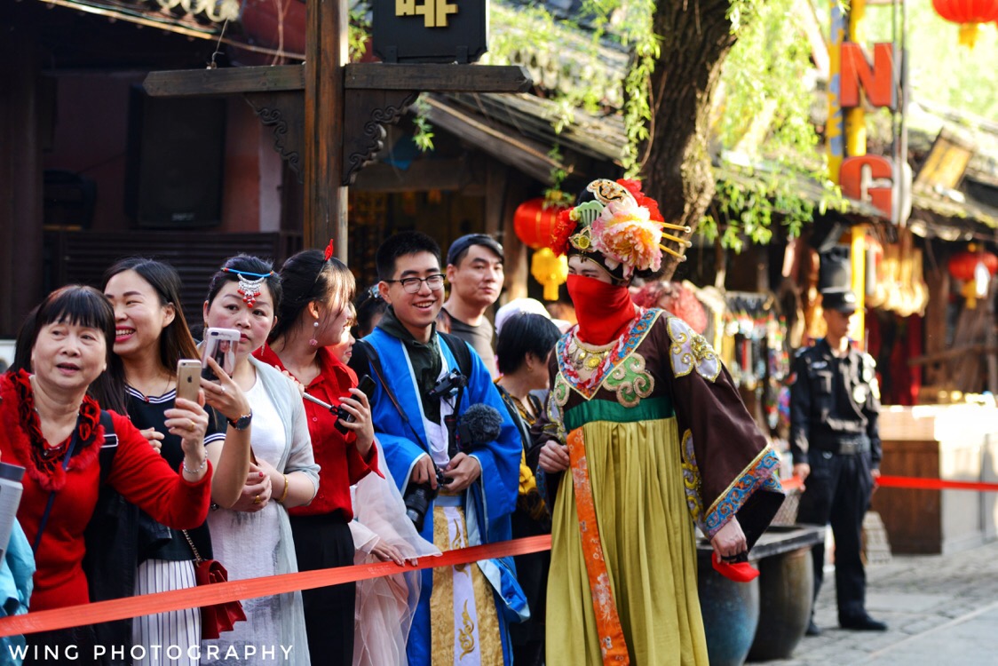 每到特定时间,杭州宋城就会在大街上上演一场穿越快闪