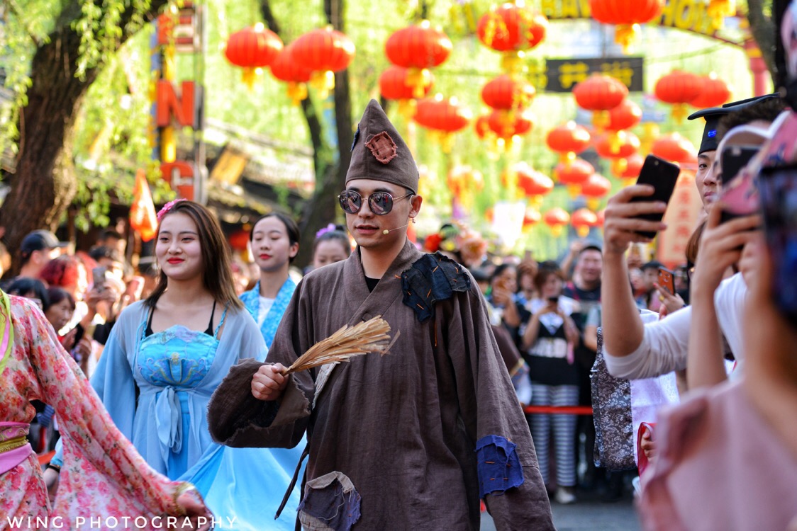 每到特定时间,杭州宋城就会在大街上上演一场穿越快闪