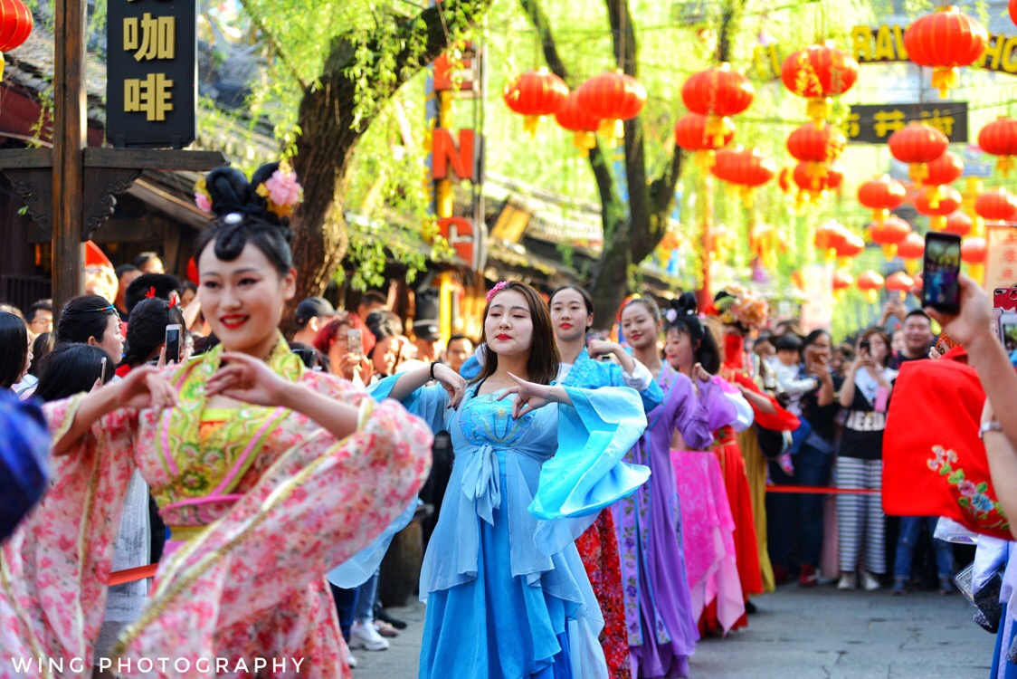 每到特定时间,杭州宋城就会在大街上上演一场穿越快闪