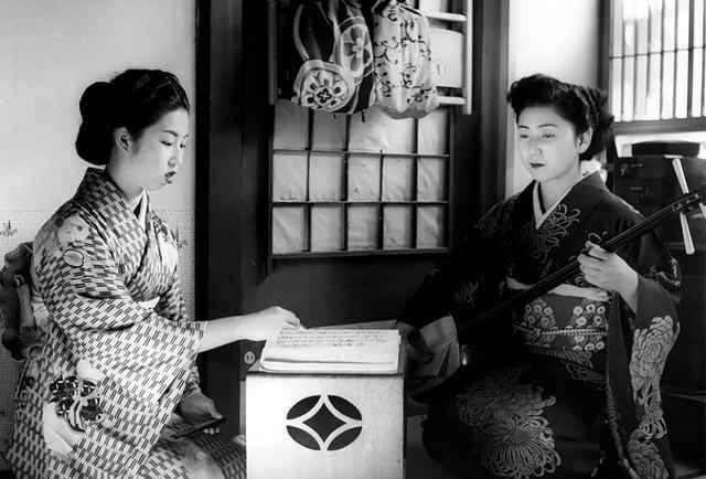 50年代老照片直击日本独有行业日本艺伎生活写照