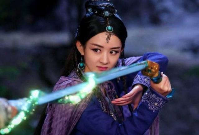 古装剧中女星的奇葩武器,杨幂扇子,舒畅绸缎,她的武器是拐杖?