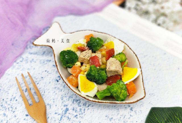 一块鸡肉,几样蔬菜,做一份荤素搭配的健康早餐,营养又减脂