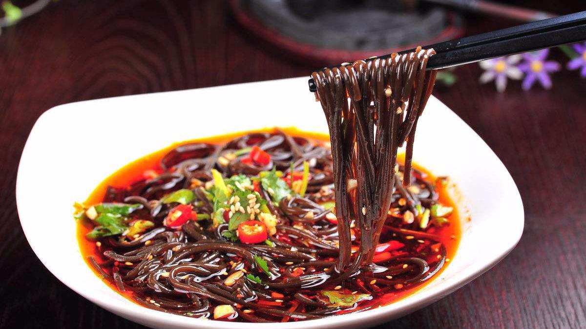 酸辣蕨根粉,刘嫂教你一个饭店的做法,酸辣开胃超筋道!