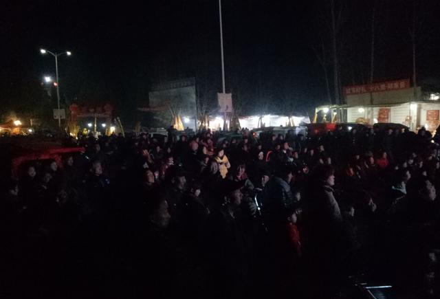 乡村夜晚万人看大戏,人山人海,现场挤爆