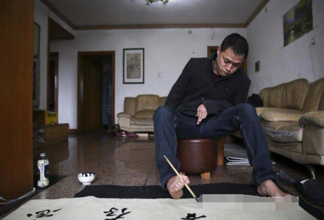 残疾小伙6岁开始用脚学写书法考上湖大中文系