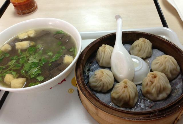 早餐店的小笼包,肉馅为啥是一坨?原来是往包子里加了这个!