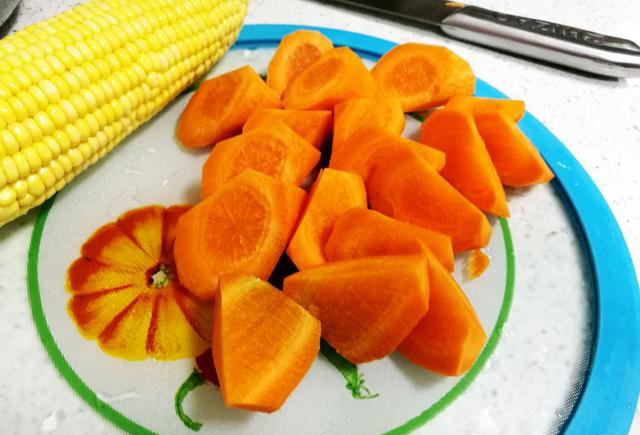 秋风渐起,煲一锅广式家常虫草玉米猪骨汤|虫草菇|玉米|胡萝卜_新浪