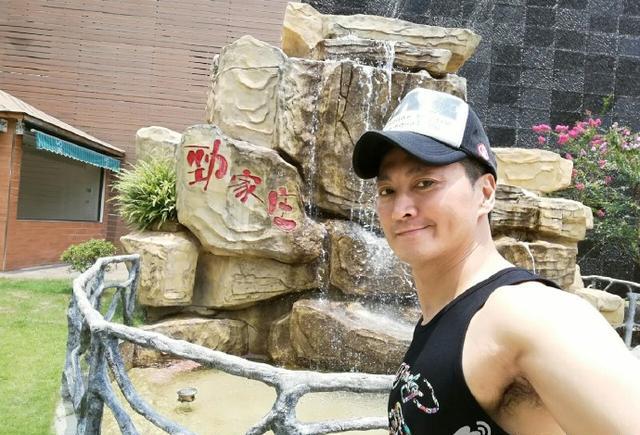 57岁何家劲最新近照,现是亿万富翁,可惜仍无妻无子孤寡一人