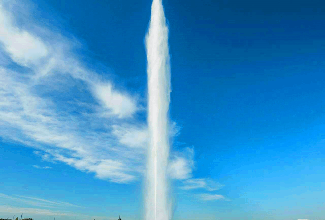 世上最大人工喷泉 水柱高达140米 停留空中水量达7吨