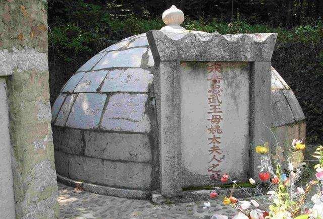 于私,秦桧害死了他的儿子,难道这一点不足以让秦桧跪在岳母墓前吗?