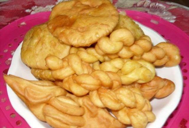 蒙古馃子,是放入羊油中炸熟的.