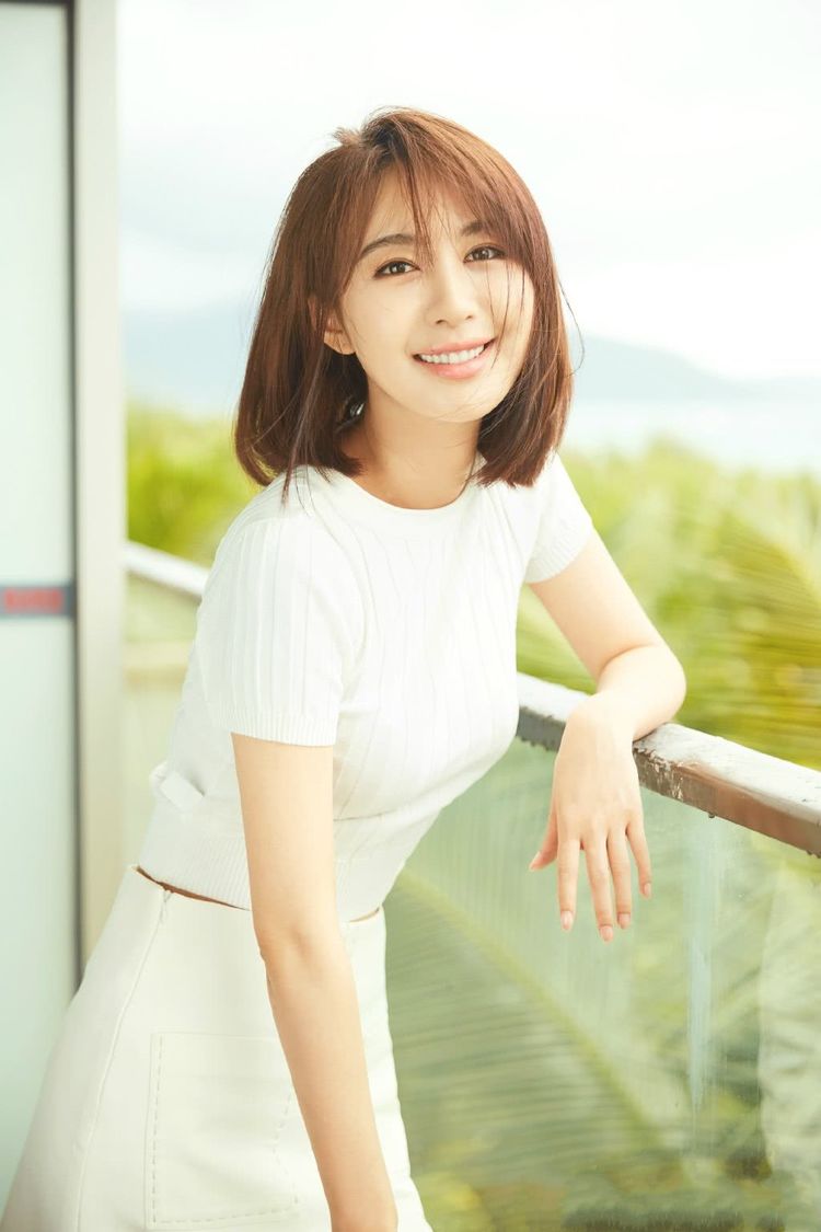 短发的李菲儿给人一种少女的感觉.