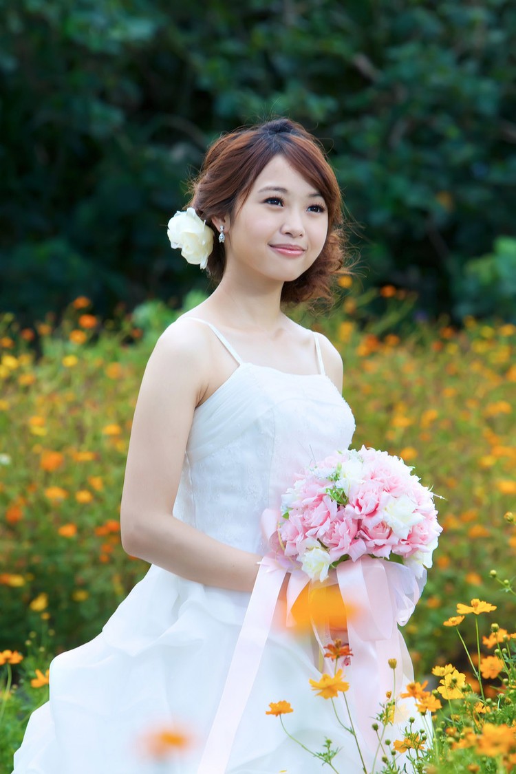 一个笑得好开心的待嫁纯洁新娘
