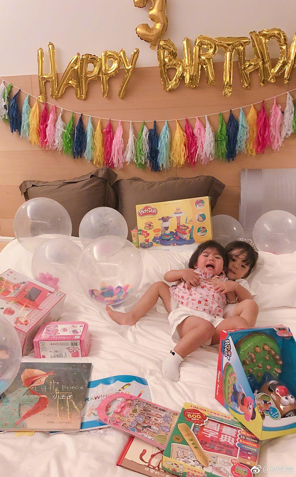 贾静雯给咘咘过三周岁生日了,可怜的波妞被咘咘强抱了