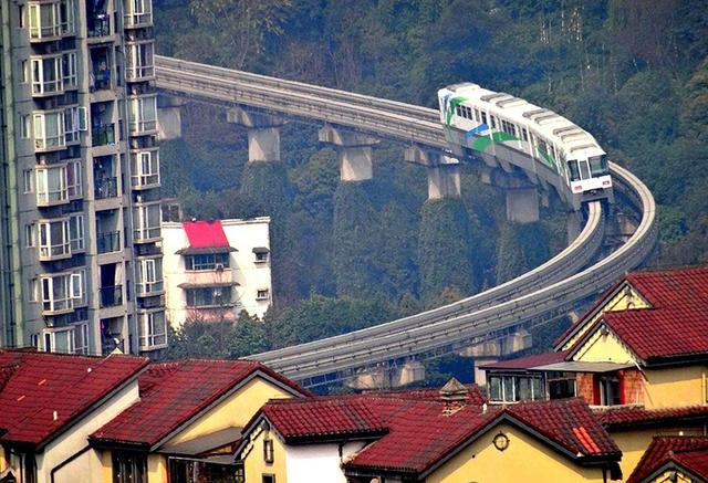 重庆轻轨从楼中穿过去很吵吗下面住的人白天该怎么休息生活