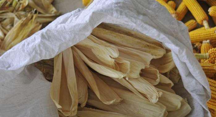 这种"玉米叶子"有人当垃圾扔掉, 也有农民当宝贝卖20元1斤