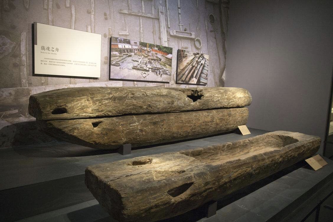 2000年成都商业街发现一处战国中前期的船棺墓葬群