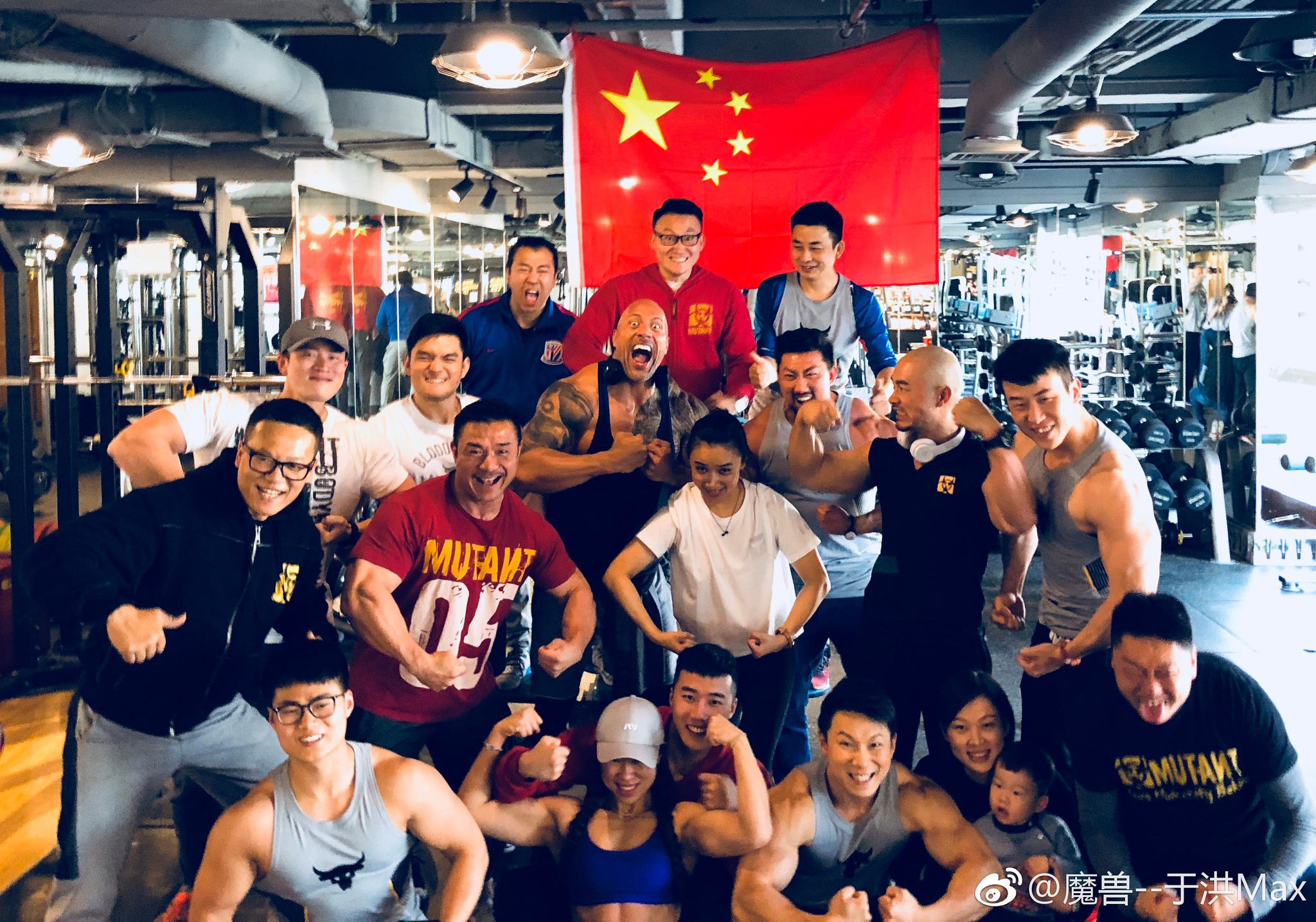 为了巨石强森魔兽闭馆半天全体员工安静地等他练完