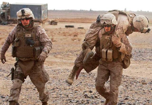 为何美军医疗兵在欧洲战场可以不用带枪, 但在太平洋战场就不行!