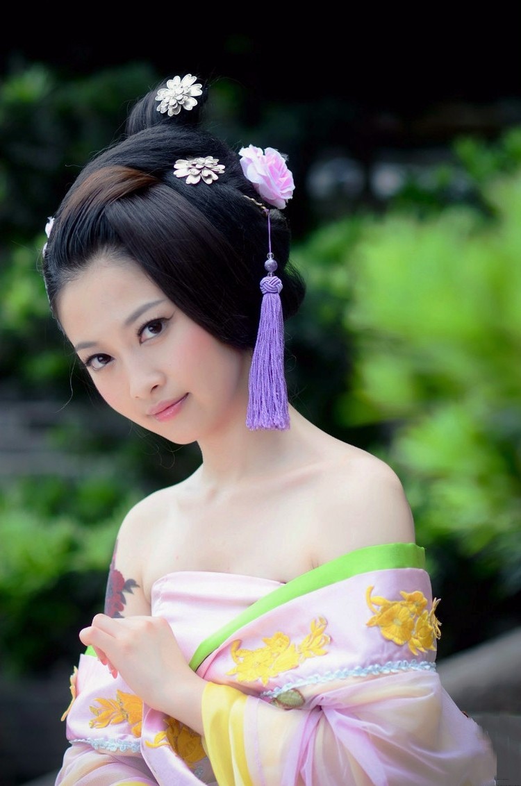 有着古色古香的民族古韵装女子